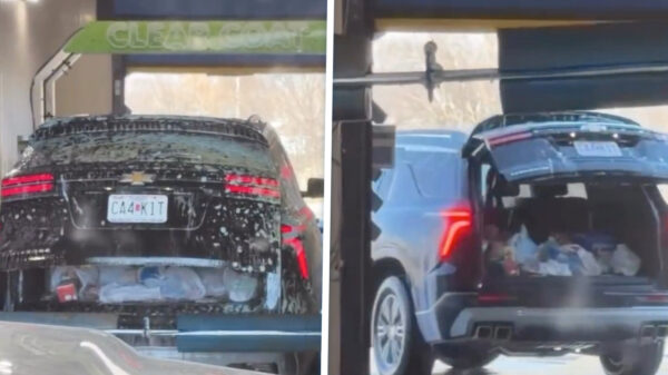 SUV rijdt wasstraat in met kofferbak open en ontdekt dat water nat is