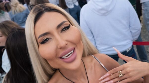 Anastasia Pokreshchuk en haar bizarre jukbeenderen komen gezellig op bezoek