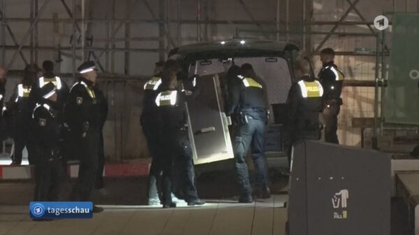 Wolf bijt vrouw in 't gezicht in een drukke winkelstraat in Hamburg