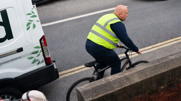 Opgefokte fietser op de stoep krijgt een keihard lesje instant karma