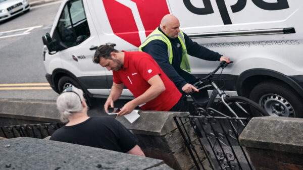 Opgefokte fietser op de stoep krijgt een keihard lesje instant karma