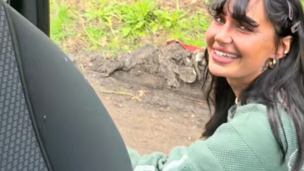 Dame houdt rustig een sanitaire stop tijdens de drukke ochtendspits