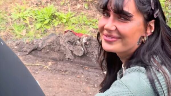 Dame houdt rustig een sanitaire stop tijdens de drukke ochtendspits