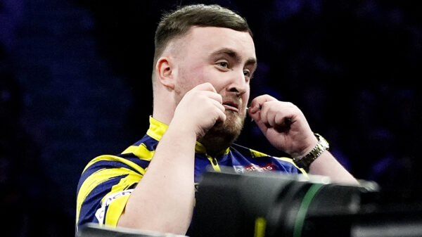 Ruzie op podium: Gian van Veen wint van extreem onsportieve Luke Littler