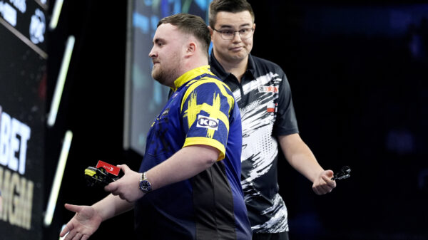 Ruzie op podium: Gian van Veen wint van extreem onsportieve Luke Littler