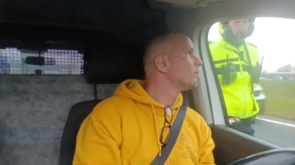 Irritantje wordt 'aangehouden en ontvoerd door rijkspolitie Dordrecht'