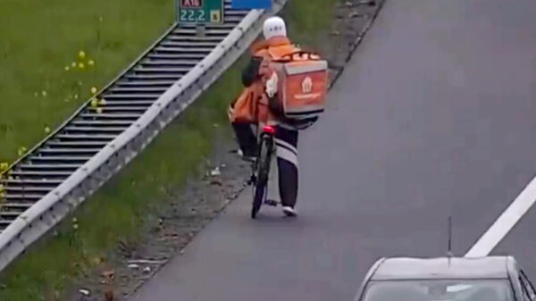 Iets te ijverige maaltijdbezorger pakt per ongeluk de A16 mee