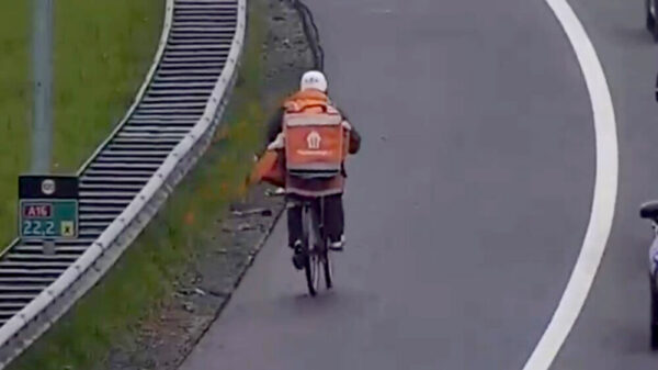 Iets te ijverige maaltijdbezorger pakt per ongeluk de A16 mee