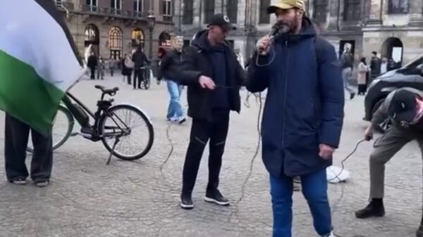Demonstrant op Dam: "Joden zijn een gezwel en balen dat de Holocaust niet afgemaakt is"