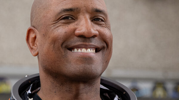 Victor Glover zet woke journalist op z’n plek met antwoord over huidskleur