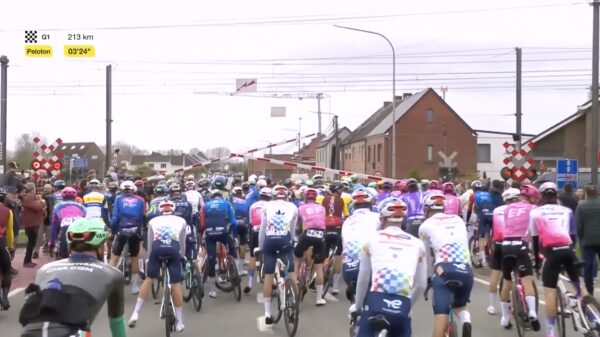 Doh: Spoorwegovergang sluit voor peloton, deel renners rijdt door rood