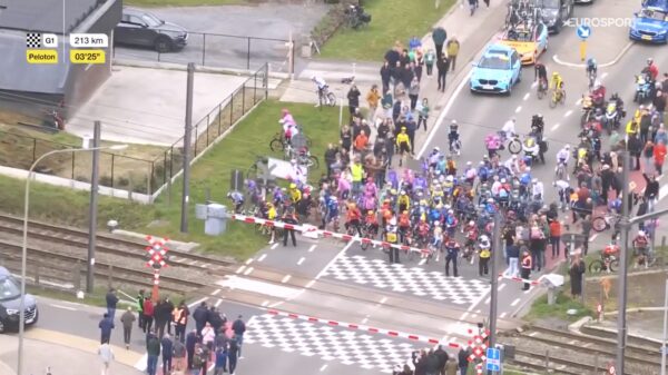 Doh: Spoorwegovergang sluit voor peloton, deel renners rijdt door rood