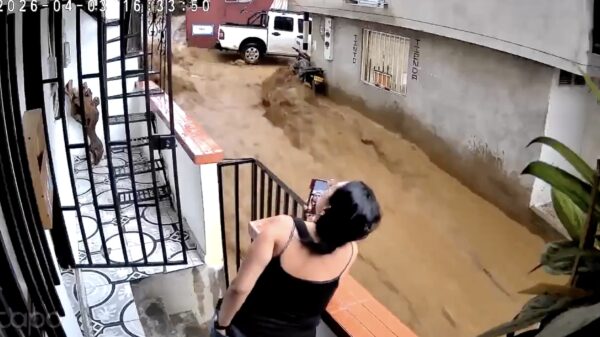 Bizar: Vrouw blijft rustig FaceTimen terwijl buren meegesleurd worden