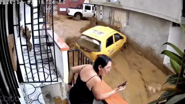 Bizar: Vrouw blijft rustig FaceTimen terwijl buren meegesleurd worden