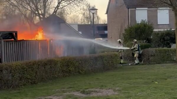 In Bunschoten vieren ze Tweede Paasdag met een flinke fik in de achtertuin