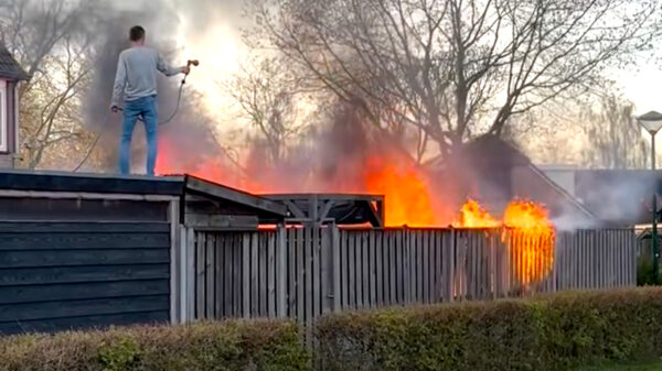 In Bunschoten vieren ze Tweede Paasdag met een flinke fik in de achtertuin