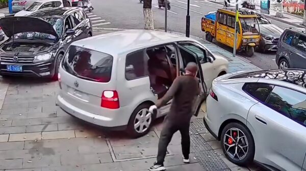 Parkeerprutser verplaatst auto’s, loopt te kloten en maakt er een puinhoop van