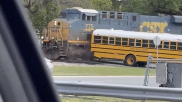 Schoolbus met 29 kinderen in Florida door trein geraakt, chauffeur opgepakt