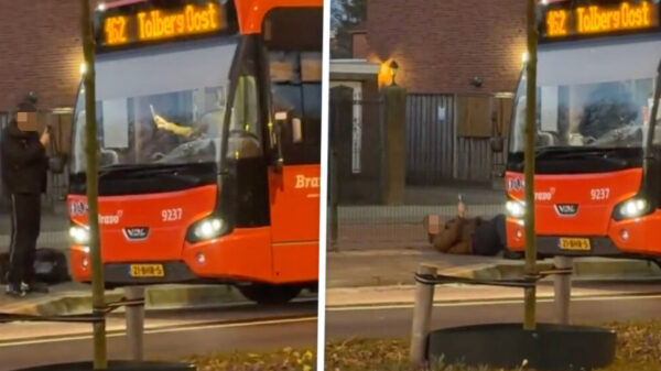 Gekkenhuis: Passagier is klaar met een gozer en slingert 'm de bus uit