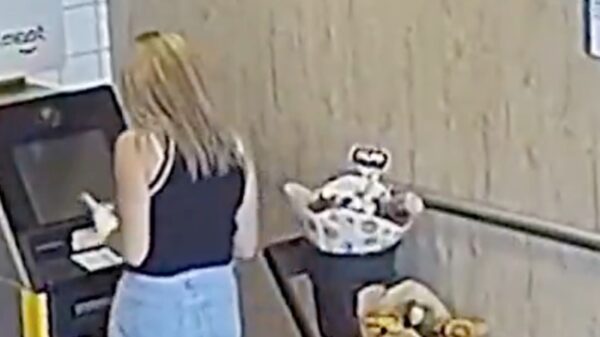 Politie toont beelden: Blonde tokkie pint met gestolen pas van oud vrouwtje