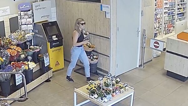 Politie toont beelden: Blonde tokkie pint met gestolen pas van oud vrouwtje