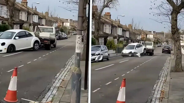 Takelterrorist veroorzaakt chaos met bungelende Beetle achter sleepwagen