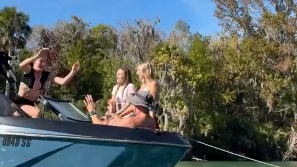 Wanneer je vriend besluit dat je iets te aangekleed bent om te zwemmen