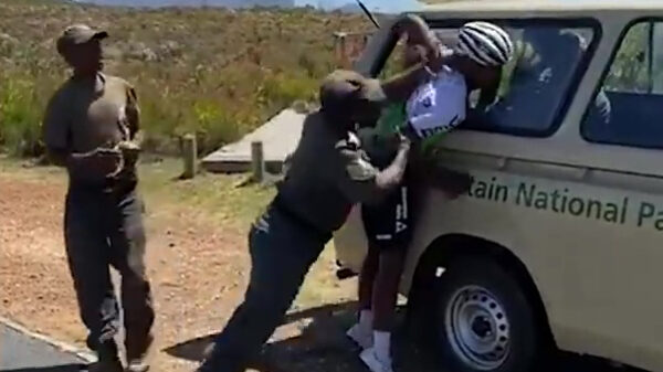 Zuid-Afrikaanse politie bezorgt profwielrenner Nic Dlamini een gebroken arm