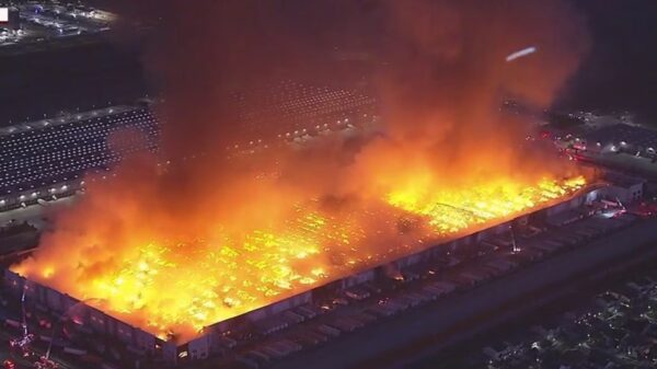 Werknemer zet gigantisch magazijn in de fik na klachten over z'n salaris