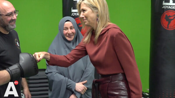 Geen hand voor koningin Máxima in Amsterdams buurthuis, Wilders woest