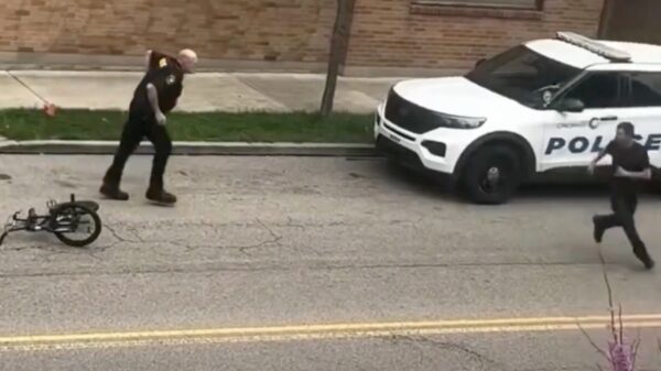 Agent maakt zichzelf compleet belachelijk met z'n belabberde conditie