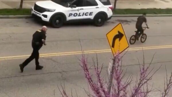 Agent maakt zichzelf compleet belachelijk met z'n belabberde conditie