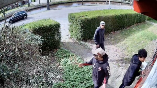 Sociale controle: Groepje brengt huis-aan-huisbezoekjes in Ter Apel