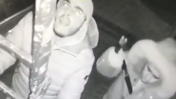 Danny de Munk gooit de bewakingsbeelden online van het tuig dat inbreekt