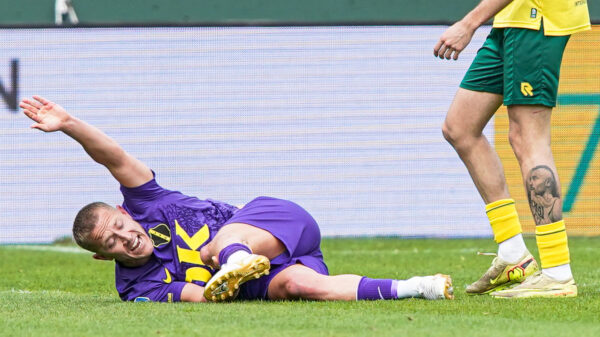 Pijnlijke beelden: Lewis Holtby loopt akelige beenwond op na botsing met Fortuna-speler