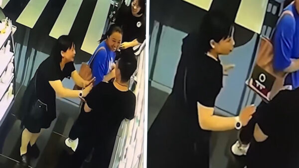 Oeps! Werknemer tikt klant op de billen in plaats van collega