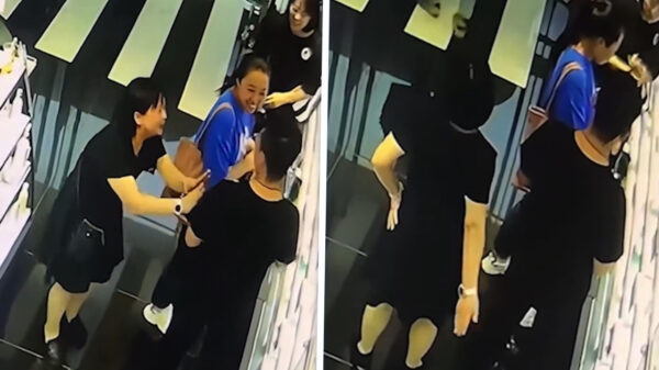 Oeps! Werknemer tikt klant op de billen in plaats van collega