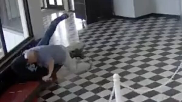 CCTV: Directeur Kirk Moore stopt schutter op school in Pauls Valley