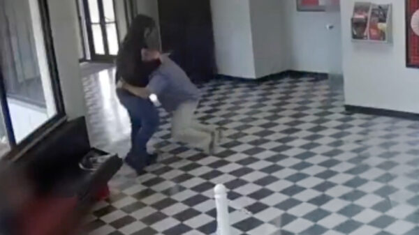 CCTV: Directeur Kirk Moore stopt schutter op school in Pauls Valley