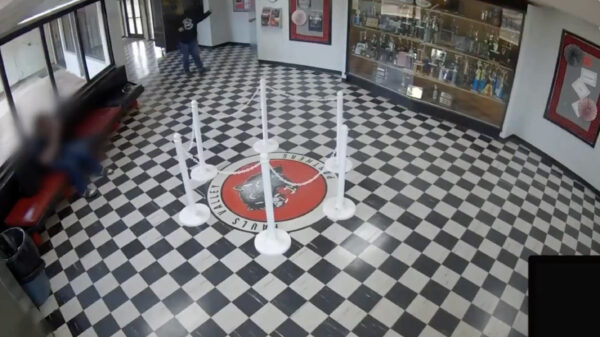 CCTV: Directeur Kirk Moore stopt schutter op school in Pauls Valley