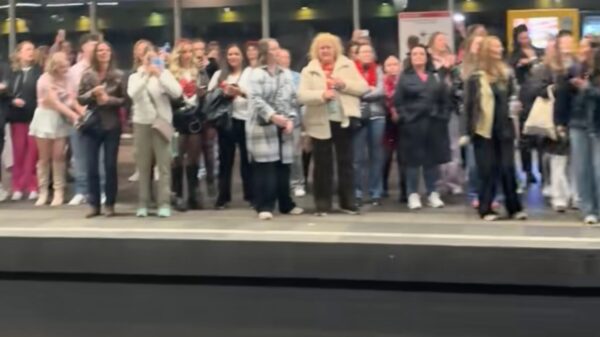 BOA gaat helemaal op in K3-sfeertje op Rotterdam Zuidplein