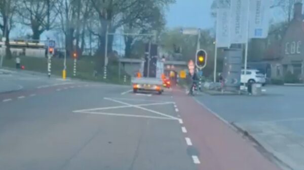 Chauffeur gaat met volle overtuiging een tunnel in die duidelijk te laag is