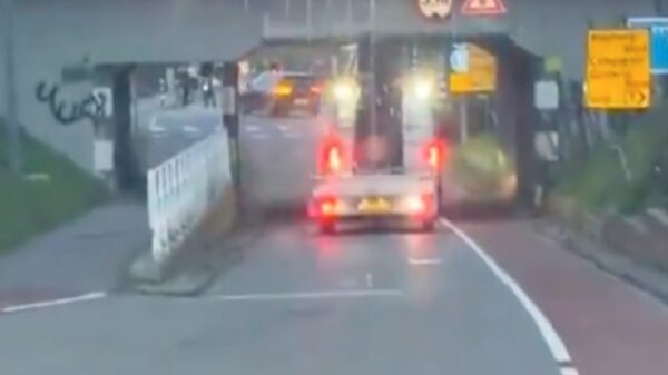 Chauffeur gaat met volle overtuiging een tunnel in die duidelijk te laag is