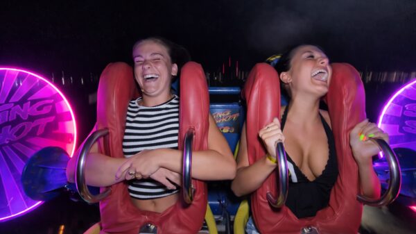 Shirt belandt direct in de gevarenzone als vriendinnen de slingshot instappen