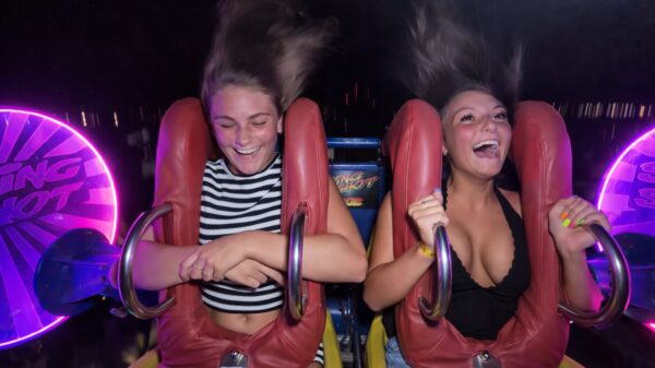 Shirt belandt direct in de gevarenzone als vriendinnen de slingshot instappen