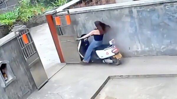 Het bewijs dat Chinezen en scooters niet heel goed samengaan