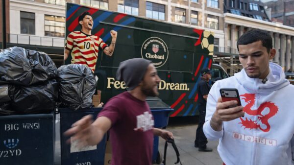 Livestreamer Sneako krijgt onverwachts een klap tijdens livestream in New York