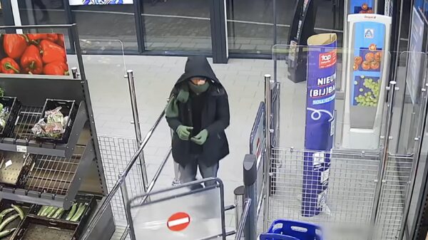 Verdachte overval op Aldi in Enschede zet zelf alarm aan en raakt in paniek