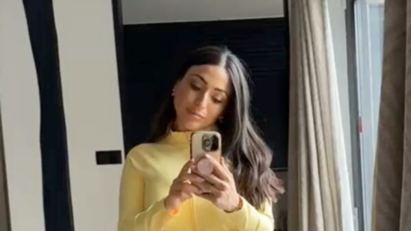 Lale Gül is heel blij met haar (net iets te strakke) pakje