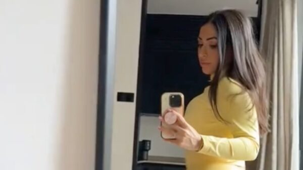 Lale Gül is heel blij met haar (net iets te strakke) pakje